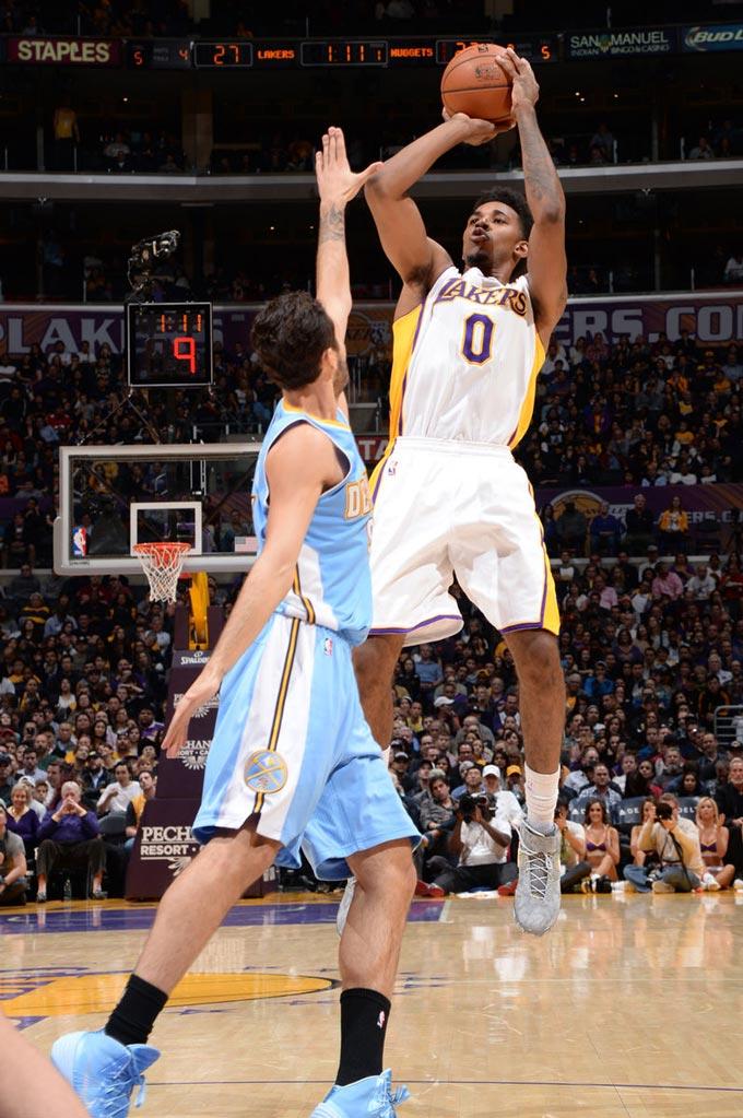 篮球勇士老将续约一年，球迷大呼：值得