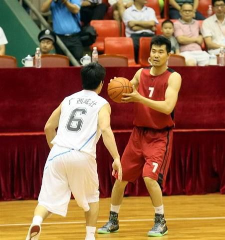 感谢恩师，出自崇明基地的海港球员将奖牌挂在徐根宝脖子上