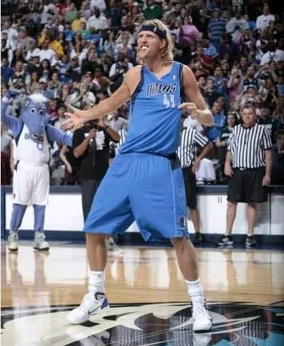 随着保罗在本赛季结束后退役，梦八仅剩下詹姆斯一人还未退役