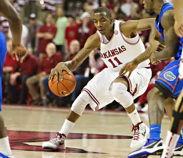 勇士主场力克雄鹿 库里31分领衔全队 双星合璧布阵显威