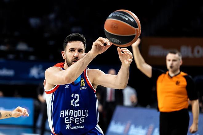 背身列队，拉普拉塔大学生参与此事的球员全体被禁赛两场